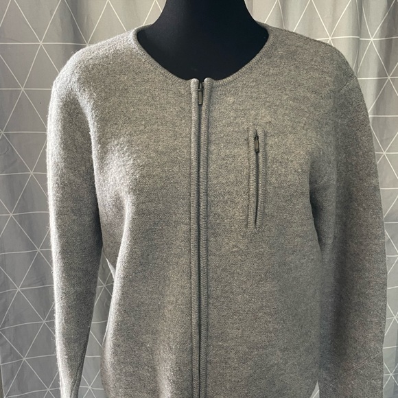 The North Face Tops - The North Face sweater‎